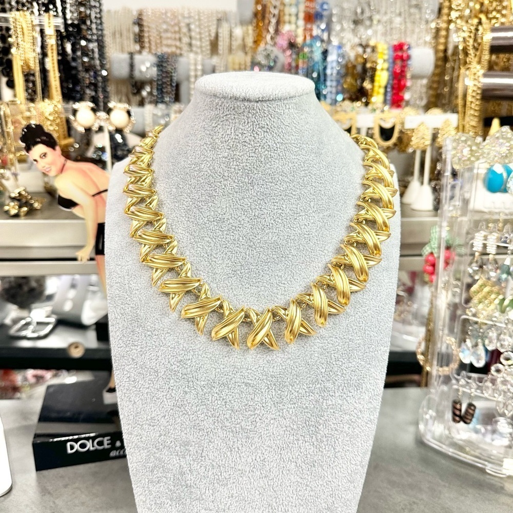 Vintage JEWELS by PARK LANE Unsigned Heavy Matte Gold Tone X Toggle Necklace